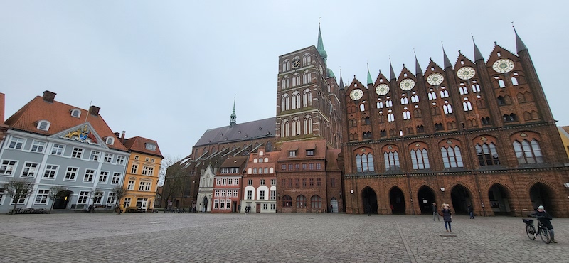 Marktplatz Stalsund mit Rathaus